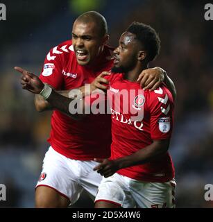 Tariqe Fosu de Charlton Athletic célèbre avec son coéquipier Josh Magennis (à gauche) après qu'il ait mis le premier but de leur côté de le jeu Banque D'Images