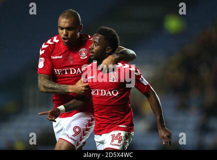 Tariqe Fosu de Charlton Athletic célèbre avec son coéquipier Josh Magennis (à gauche) après qu'il ait mis le premier but de leur côté de le jeu Banque D'Images