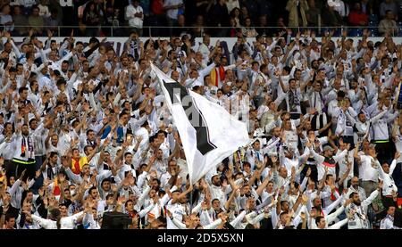 Les fans du Real Madrid montrent leur soutien dans les tribunes Banque D'Images