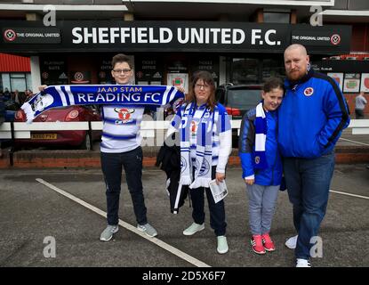 Les ventilateurs de lecture se rendent au sol avant le Sky Bet Championship entre Sheffield United et Reading Banque D'Images