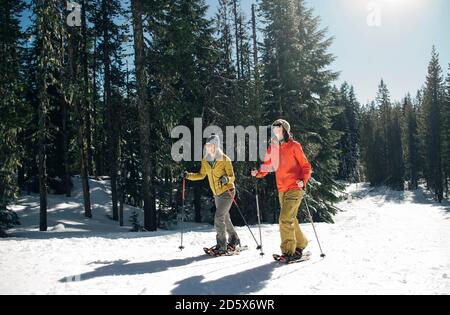 Deux jeunes femmes en raquettes sur Mt. Cagoule par temps ensoleillé. Banque D'Images