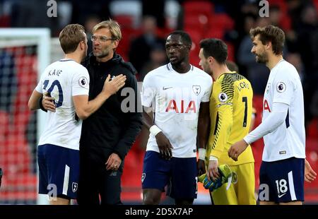 Jurgen Klopp, directeur de Liverpool (deuxième à gauche) Parle avec Harry Kane de Tottenham Hotspur après le coup de sifflet final Banque D'Images