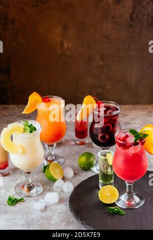 cocktails alcoolisés d'été sur fond gris Banque D'Images