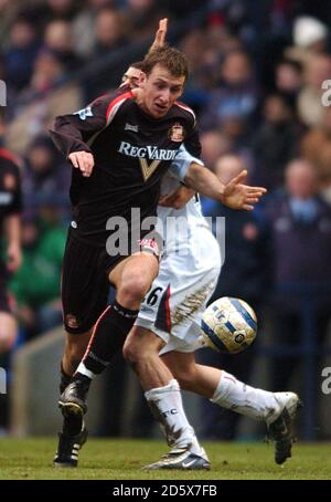 Chris Brown de Sunderland et Tal Ben Haim de Bolton Wanderers Banque D'Images