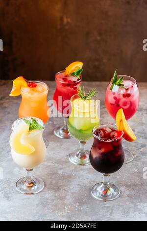 cocktails alcoolisés d'été sur fond gris Banque D'Images