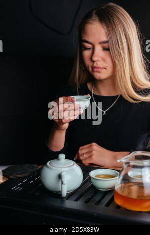 Cérémonie du thé chinois sur fond noir Banque D'Images