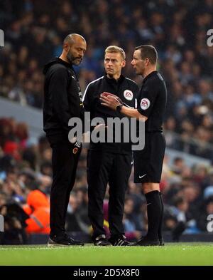 Le Manager de Wolverhampton Wanderers Nuno Espirito Santo parle à l'arbitre Kevin Friend et le quatrième officiel Banque D'Images