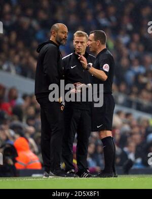 Le Manager de Wolverhampton Wanderers Nuno Espirito Santo parle à l'arbitre Kevin Friend et le quatrième officiel Banque D'Images