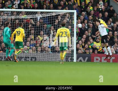 Timm Klose de Norwich City (à l'extrême droite) marque son but contre Norwich City lors du match de championnat Sky Bet à Carrow Road Norwich. Banque D'Images