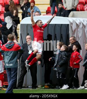 Ricky Holmes de Charlton Athletic célèbre leur victoire Banque D'Images