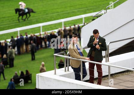 Racegoers pendant la deuxième journée de la vitrine à Cheltenham Racecourse Banque D'Images