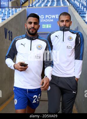 Riyad Mahrez et Islam Slimani de Leicester City arrivent à l' Stade King Power Banque D'Images