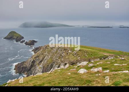 Vue panoramique depuis la péninsule de dingle en Irlande. Nuages de pluie au-dessus de la côte irlandaise. Côte irlandaise rugueuse avec d'énormes falaises. Emplacement du film Star Wars Banque D'Images
