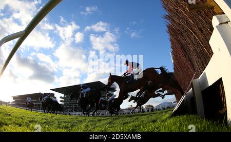 Les coureurs et les cavaliers disputent les amateurs du 6 avril La poursuite de handicap pendant le premier jour de la vitrine à Cheltenham Champ de courses Banque D'Images