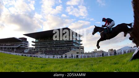 Les coureurs et les cavaliers disputent les amateurs du 6 avril La poursuite de handicap pendant le premier jour de la vitrine à Cheltenham Champ de courses Banque D'Images