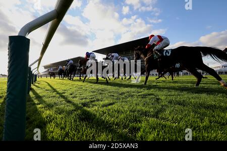 Les coureurs et les cavaliers disputent les amateurs du 6 avril La poursuite de handicap pendant le premier jour de la vitrine à Cheltenham Champ de courses Banque D'Images