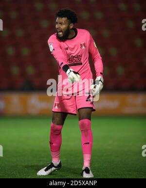 Le gardien de but Leyton Orient Lawrence Vigoroux pendant le match de la Ligue des Bet du ciel deux au stade Banks, Walsall. Banque D'Images