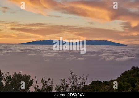 Magnifique coucher de soleil à la Gomera avec vue sur el Hierro. Coucher de soleil au-dessus de l'océan atlantique avec vue sur une île. Coucher de soleil au-dessus d'une île dans l'océan. Banque D'Images