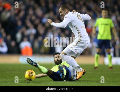 Pierre-Michel Lasogga de Leeds United et Joe Ledley de Derby County pour le ballon Banque D'Images