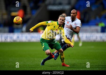 James Maddison (à gauche) de Norwich City et Darren Pratley de Bolton Wanderers en action Banque D'Images