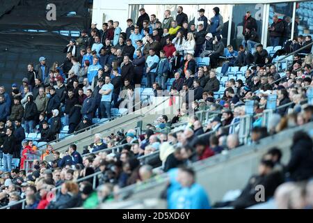 Coventry Cityfans dans les stands pendant le match de la coupe Emirates FA First Round à la Ricoh Arena, Coventry Banque D'Images