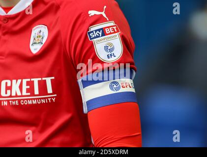 Une vue détaillée de la marque Sky Bet Championship, un brassard de capitaine et un logo puma sur une manche Barnsley Banque D'Images