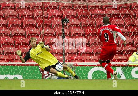 Jimmy Floyd Hasselbaink de Middlesbrough marque le but d'égalisation de la Penalty spot passé le gardien de but Bolton Wanderers Jussi Jaaskelainen Banque D'Images
