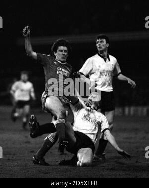 Peter Beardsley (Liverpool, l) tente d'éviter un problème Banque D'Images