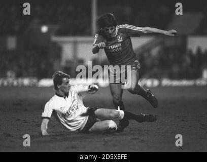 Peter Beardsley (Liverpool, r) tente d'éviter un dérapage Banque D'Images