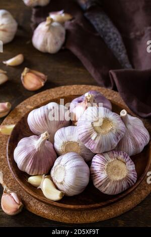 Ail. Gousses d'ail et bulbe sur une table en bois rustique. Banque D'Images
