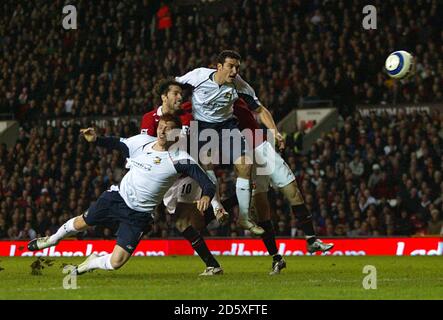 James Collins de West Ham United et Lionel Scaloni se disputent Ruud van Nistelrooy de Manchester United Banque D'Images