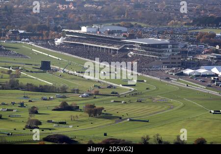 Une vue générale de l'hippodrome de Cheltenham comme coureurs et coureurs course dans le Markel Insurance amateur Riders handicap Chase pendant le premier jour de la réunion de novembre à Cheltenham Racecourse, Cheltenham Banque D'Images