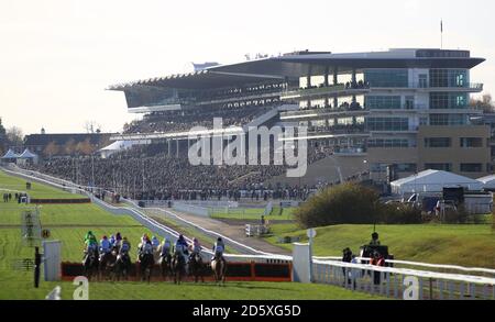 Les coureurs et les cavaliers vont poster avant l'obstacle handicap des novices de Fairlight Books pendant le premier jour de la réunion de novembre à Cheltenham Racecourse, Cheltenham Banque D'Images