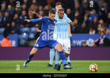 Jamie Vardy de Leicester City (à gauche) et Fernandinho de Manchester City pour le ballon Banque D'Images