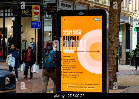 Le gouvernement du Royaume-Uni introduit un système d'alerte à trois niveaux pour les restrictions de verrouillage local COVID-19. Birmingham est dans la catégorie High Alert, niveau 2.co Banque D'Images