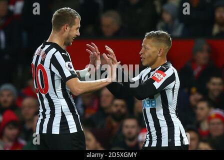 Dwight Gayle (à droite) de Newcastle United célèbre le premier but Avec Florian Lejeune Banque D'Images