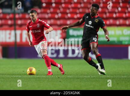 Charlton Athletic Jake Forster-Casky (à gauche) détient les doons Chuks Aneke de Milton Keynes lors du match de la Sky Bet League One à la Valley, Charlton. Banque D'Images