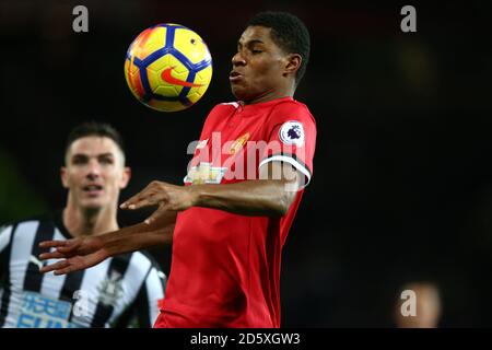 Marcus Rashford de Manchester United et Ciaran Clark de Newcastle United Banque D'Images