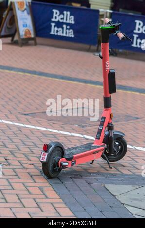 Les scooters électriques VOI sont équipés de plaques d'immatriculation à Birmingham pour améliorer la sécurité et, selon les termes de l'entreprise, 'aider [...] à repérer les cavaliers voyous.' Banque D'Images