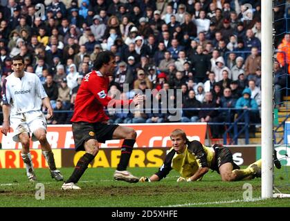 Le gardien de but de Bolton Wanderers, Jussi Jaaskelainen, semble abattu comme celui de Manchester United Ruud van Nistelrooy marque le but gagnant Banque D'Images