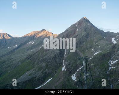 Vue depuis la cabane de montagne Nurnberger Hutte dans la vallée avec des pics de montagne pointus au sentier de randonnée de Stubai, Stubai Hohenweg, paysage alpin rocheux d'été de Banque D'Images