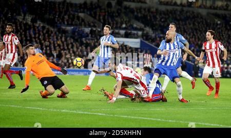 Ramadan Sobhi (au centre) et Brighton & Hove Albion de Stoke City Le gardien de but Mathew Ryan (à gauche) lutte pour le ballon Banque D'Images