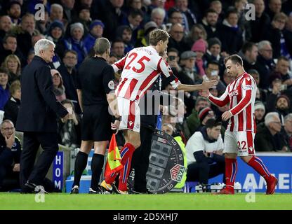 Peter Crouch (à gauche) de Stoke City est remplacé par Stoke Ville de Xherdan Shaqiri (à droite) Banque D'Images