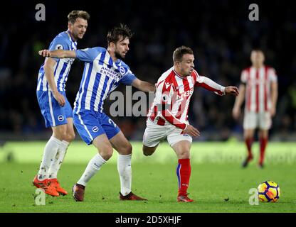 Xherdan Shaqiri (à droite) et Brighton & Hove Albion's. Davy Propper (à gauche) lutte pour le ballon Banque D'Images