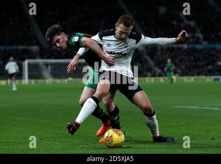 Ryan Manning des Queens Park Rangers (à gauche) et Andreas du comté de Derby Weimann combat pour le ballon Banque D'Images