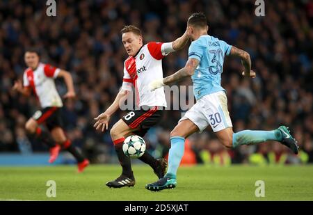 Jens Toornstra (à gauche) de Feyenoord en action avec Nicolas de Manchester City Otamendi Banque D'Images