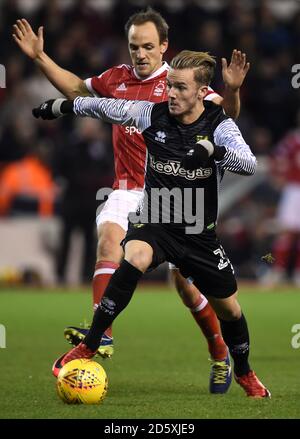 David Vaughan de Nottingham Forest (à gauche) et James Maddison de Norwich City bataille pour le ballon Banque D'Images