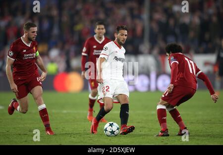 Franco Vazquez de Séville (au centre) en action avec Jordan Henderson de Liverpool (À gauche) et Mohamed Salah Banque D'Images