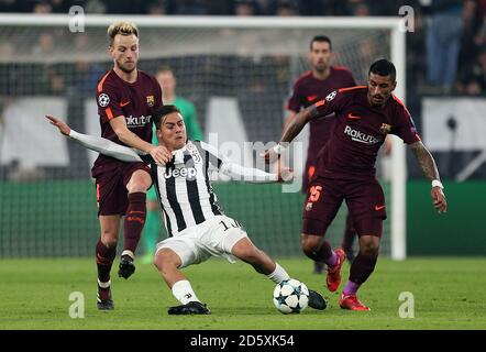 Juventus Paulo Dybala, Barcelone Ivan Rakitique (à gauche) et Paulinho (à droite) en action Banque D'Images