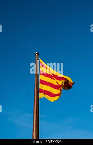 Drapeau de la Catalogne. Senyera. Drapeau rayé rouge et jaune et sur fond ciel bleu propre. Drapeau agitant dans le vent en journée ensoleillée. Banque D'Images